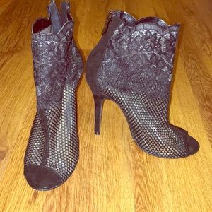 Black peep toe fishnet style high heels! Sexy shoe